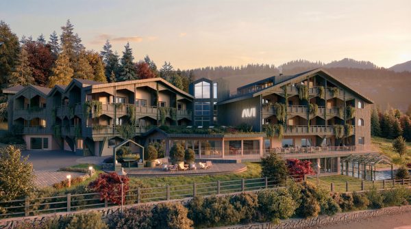 Grüne Fassade des Hotel AUI in Meransen, Südtirol