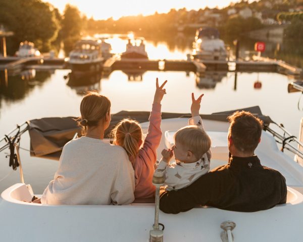 Familie genießt den Sonnenuntergang auf dem Deck eines Hausbootes in Frankreich. Foto: ourtravelness